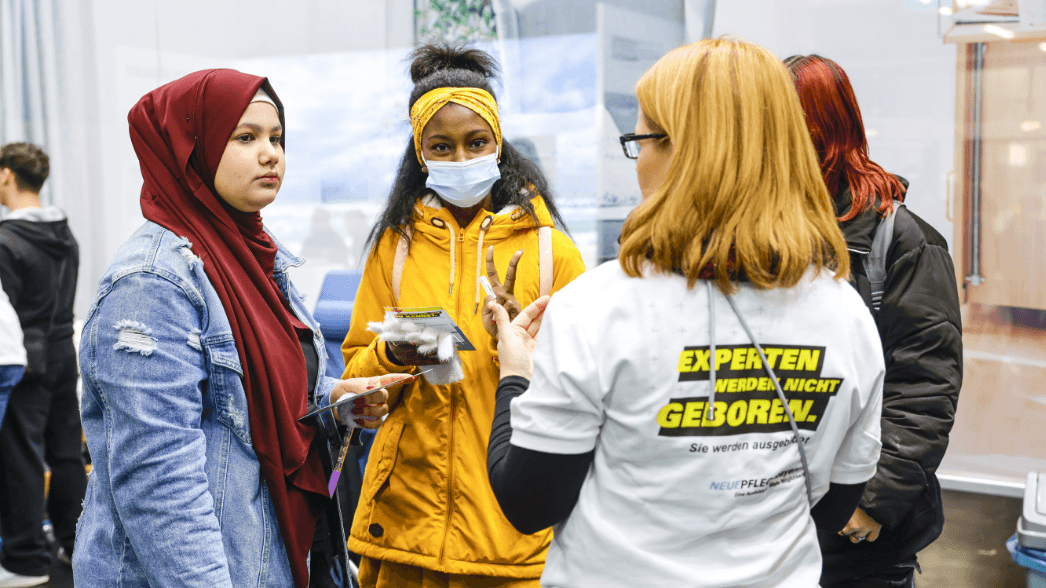 Jugendaffiner Messestand oder schon Event? Mit Simulationengeben wir Einblick in den Pflegeberuf.