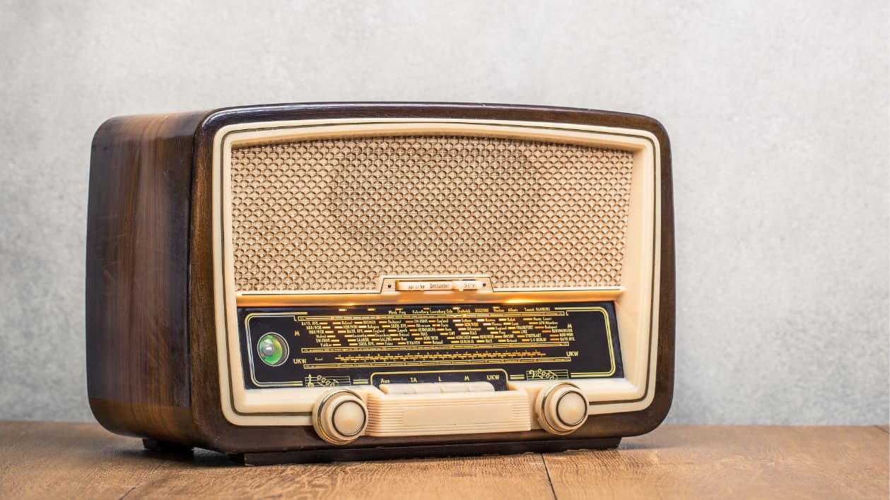 Corona: Regionalsender in Krisenkommunikation gewinnen an Bedeutung | Informations- und Imagekampagne Informations- und Imagekampagne zur FAB 2019 für die 14 bayerischen Lokal-TV-Sender. Eine sympathische und nahbare Kampagne mit 28 verschiedenen Hörfunkspots. Ein altes Radio als Symbolbild.