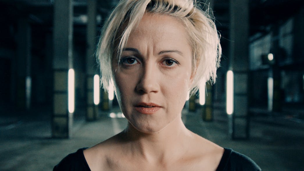 Symbolbild für die Informationskampagne zum Thema Depression der brandarena. Eine blonde Frau mit zweifelndem, ängstlichen Blick vor dunklem Hintergrund.
