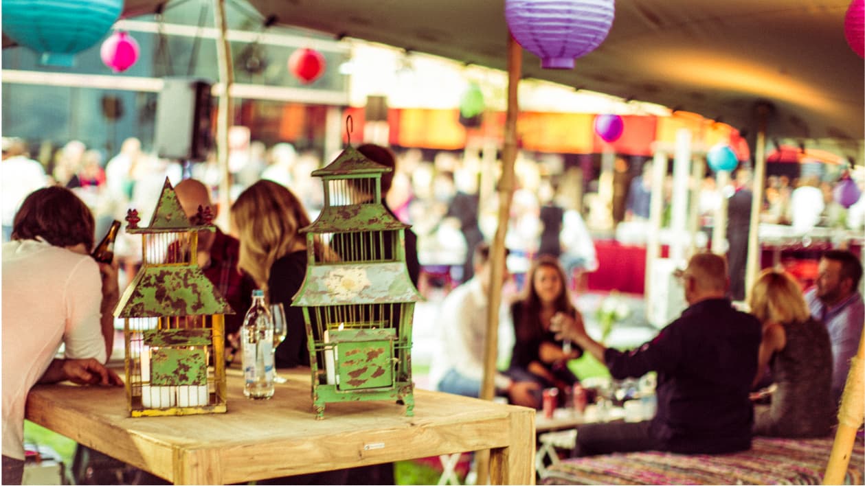 Live-Kommunikation und Corporate Events. Mit brandarena zum nachhaltigen Erfolg Corporate Event und Live-Kommunikation. Eine Firmenfeier unter freiem Himmel in angesagter Location.