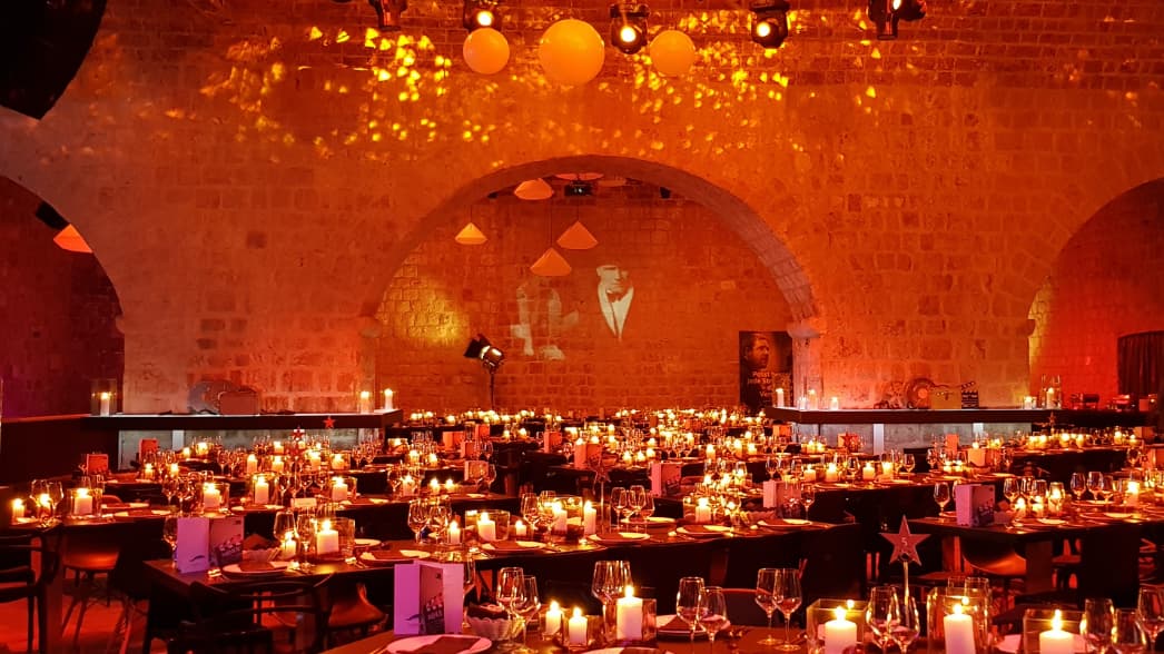 Faszinierende Locations für Ihr Firmenevent | brandarena brandarena sorgt für Ihr erfolgreiches Firmenevent. Auf dem Bild eine Eventlocation in einem Kellergewölbe mit festlich eingedeckten Tischen.