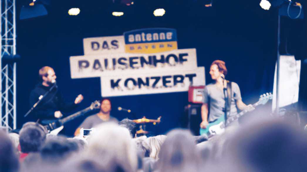 Pausenhofkonzerte in Bayern | brandarena und ANTENNE BAYERN Schule macht Spaß: Halbstündiges Pausenhofkonzert an Bayerns Schulen mit Künstlern wie den Sportfreunden Stiller und Mark Forster.