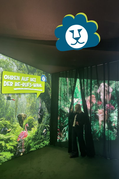 Der Messestand übersetzt Berufsorientierung in eine Dschungelwelt.