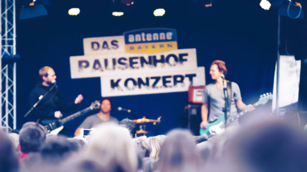 Pausenhofkonzerte in Bayern | brandarena und ANTENNE BAYERN Schule macht Spaß: Halbstündiges Pausenhofkonzert an Bayerns Schulen mit Künstlern wie den Sportfreunden Stiller und Mark Forster.